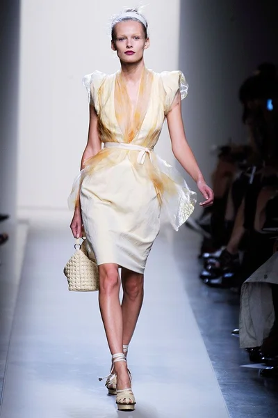 Look 16
